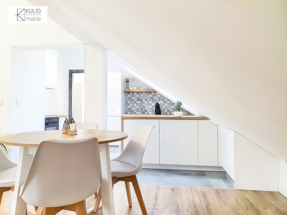 Nowoczesne białe meble kuchenne z dodatkiem drewna K31