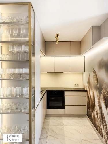 nowoczesna, kaszmirowa kuchnia na wymiar z witryną i sprzętem agd