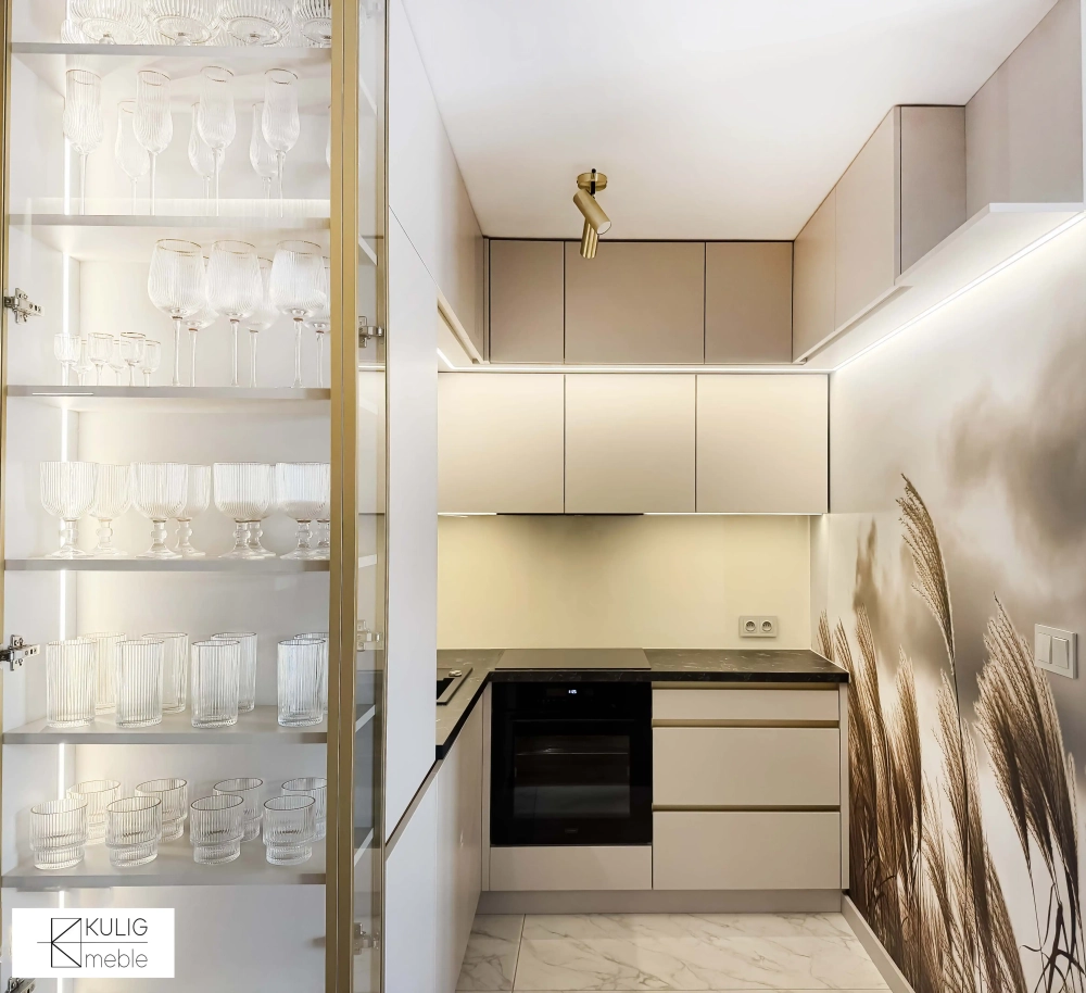 Nowoczesna kaszmirowa kuchnia z witryną i złotymi detalami K57
