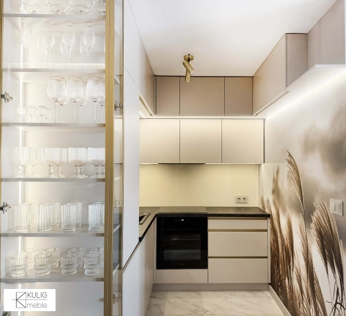 nowoczesna, kaszmirowa kuchnia na wymiar z witryną