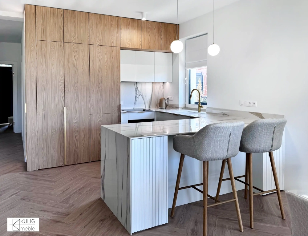 Elegancka biała kuchnia z wysoką zabudową i półwyspem K60