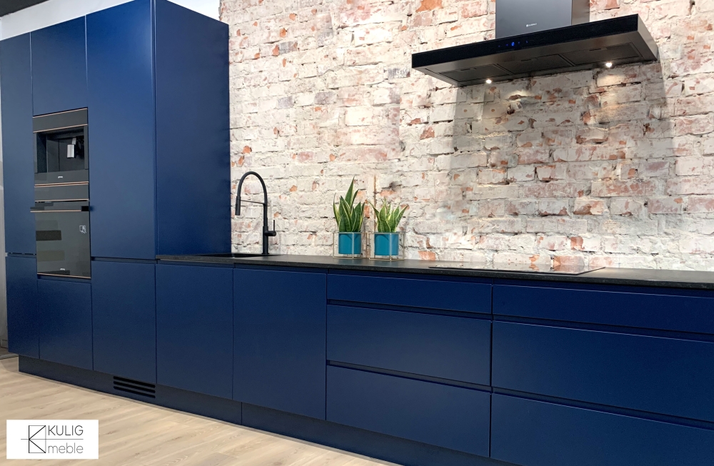 Granatowe meble kuchenne z kamiennym szczotkowanym blatem K25
