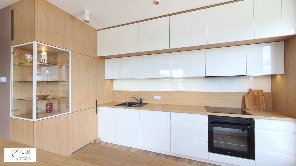 Nowoczesne, lakierowane meble kuchenne z wyspą oraz szklaną witryną K27